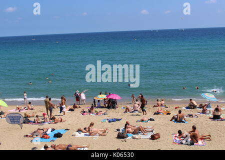 Barcelona, Spanien. 21 Aug, 2017. Überfüllten Strand Barceloneta wenige Tage nach den terroristischen Angriff auf Barcelona Ramblas Credit: Dino Geromella/Alamy leben Nachrichten Stockfoto