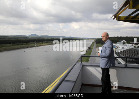 Racice, Tschechische Republik. 21 Aug, 2017. Vorsitzender des Tschechischen Canoe Union Jan Bohac beobachtet die Racice Areal vor der 2017 ICF Canoe Sprint Wm Racice, Tschechische Republik am Montag, 21. August 2017. Credit: Ondrej Hajek/CTK Photo/Alamy leben Nachrichten Stockfoto