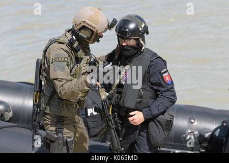 Wien, Österreich. 21 Aug, 2017. EKO Cobra/DSE und internationalen polizeilichen Spezialeinheiten aus Deutschland, der Slowakei, Slowenien und Ungarn nahmen an einer terroristischen Bewegung in Wien. Deutschland: die Beamten der Special Operations Command (SEK) Nordbayern, die Special Operations Command (SEK) Südbayern mit einem Access Boot sowie der Bundesgrenzschutz "GSG 9". Slowakei: die Beamten der Anti-Terror-Einheit "LYNX-Befehl 'mit zwei Hubschraubern. Quelle: Franz Perc/Alamy leben Nachrichten Stockfoto