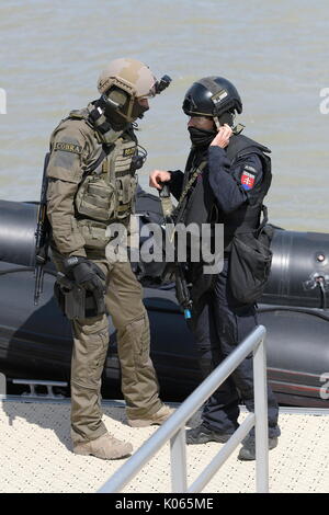 Wien, Österreich. 21 Aug, 2017. EKO Cobra/DSE und internationalen polizeilichen Spezialeinheiten aus Deutschland, der Slowakei, Slowenien und Ungarn nahmen an einer terroristischen Bewegung in Wien. Deutschland: die Beamten der Special Operations Command (SEK) Nordbayern, die Special Operations Command (SEK) Südbayern mit einem Access Boot sowie der Bundesgrenzschutz "GSG 9". Slowakei: die Beamten der Anti-Terror-Einheit "LYNX-Befehl 'mit zwei Hubschraubern. Quelle: Franz Perc/Alamy leben Nachrichten Stockfoto