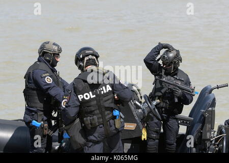 Wien, Österreich. 21 Aug, 2017. EKO Cobra/DSE und internationalen polizeilichen Spezialeinheiten aus Deutschland, der Slowakei, Slowenien und Ungarn nahmen an einer terroristischen Bewegung in Wien. Deutschland: die Beamten der Special Operations Command (SEK) Nordbayern, die Special Operations Command (SEK) Südbayern mit einem Access Boot sowie der Bundesgrenzschutz "GSG 9". Slowakei: die Beamten der Anti-Terror-Einheit "LYNX-Befehl 'mit zwei Hubschraubern. Quelle: Franz Perc/Alamy leben Nachrichten Stockfoto