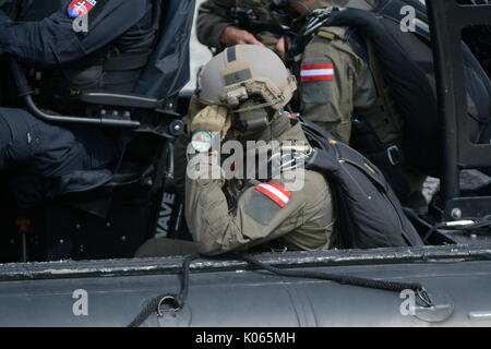 Wien, Österreich. 21 Aug, 2017. EKO Cobra/DSE und internationalen polizeilichen Spezialeinheiten aus Deutschland, der Slowakei, Slowenien und Ungarn nahmen an einer terroristischen Bewegung in Wien. Deutschland: die Beamten der Special Operations Command (SEK) Nordbayern, die Special Operations Command (SEK) Südbayern mit einem Access Boot sowie der Bundesgrenzschutz "GSG 9". Slowakei: die Beamten der Anti-Terror-Einheit "LYNX-Befehl 'mit zwei Hubschraubern. Quelle: Franz Perc/Alamy leben Nachrichten Stockfoto