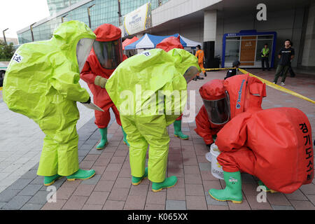 Goyang, Korea. 21 Aug, 2017. Koreanische Notrufzentrale Schutzkleidung in einem anti-terror und anti-chemischen Übung in Goyang, Korea, 12.08.21, 2017 teilnehmen. Quelle: Lee Sang-ho/Xinhua/Alamy leben Nachrichten Stockfoto