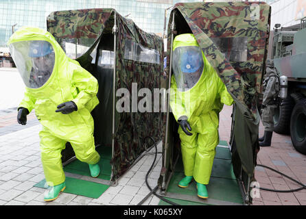 Goyang, Korea. 21 Aug, 2017. Koreanische Notrufzentrale Schutzkleidung in einem anti-terror und anti-chemischen Übung in Goyang, Korea, 12.08.21, 2017 teilnehmen. Quelle: Lee Sang-ho/Xinhua/Alamy leben Nachrichten Stockfoto