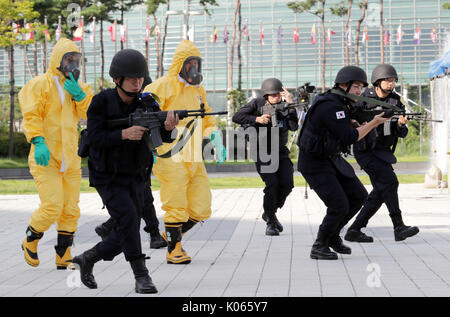 Goyang, Korea. 21 Aug, 2017. Koreanische Sicherheit Mitglieder und die Notrufzentrale nehmen an einem anti-terror und anti-chemischen Übung in Goyang, Korea, August 21, 2017. Quelle: Lee Sang-ho/Xinhua/Alamy leben Nachrichten Stockfoto