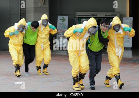 Goyang, Korea. 21 Aug, 2017. Koreanische Notrufzentrale und freiwillige Teilnahme an einem anti-terror und anti-chemischen Übung in Goyang, Korea, August 21, 2017. Quelle: Lee Sang-ho/Xinhua/Alamy leben Nachrichten Stockfoto