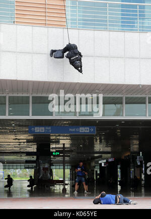 Goyang, Korea. 21 Aug, 2017. Koreanische Sicherheit Mitglieder und freiwillige Teilnahme an einem anti-terror und anti-chemischen Übung in Goyang, Korea, August 21, 2017. Quelle: Lee Sang-ho/Xinhua/Alamy leben Nachrichten Stockfoto