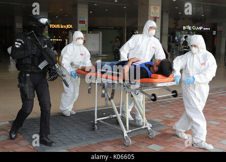 Goyang, Korea. 21 Aug, 2017. Koreanische Sicherheit Mitglieder und freiwillige Teilnahme an einem anti-terror und anti-chemischen Übung in Goyang, Korea, August 21, 2017. Quelle: Lee Sang-ho/Xinhua/Alamy leben Nachrichten Stockfoto