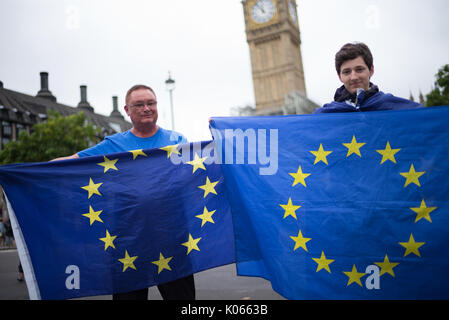 London, England, UK. 21. August 2017. Die Massen und die Medien der Welt sammeln, Zeugnis zu geben von der letzten Glockenspiel von Big Ben um 12.00 Uhr bevor es zur Wiederherstellung von Elizabeth Tower für vier Jahre zum Schweigen gebracht wurde. Quelle: Michael Goldrei/Alamy Leben Nachrichten. Stockfoto