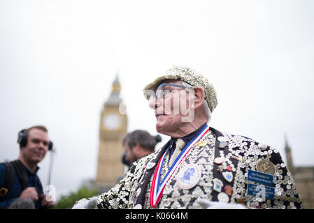 London, England, UK. 21. August 2017. George Major, Pearly König von Peckham verbindet Massen und Medien der Welt Zeugnis zu geben von der letzten Glockenspiel von Big Ben um 12.00 Uhr bevor es zur Wiederherstellung von Elizabeth Tower für vier Jahre zum Schweigen gebracht wurde. Quelle: Michael Goldrei/Alamy Leben Nachrichten. Stockfoto