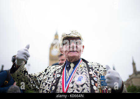 London, England, UK. 21. August 2017. George Major, Pearly König von Peckham verbindet Massen und Medien der Welt Zeugnis zu geben von der letzten Glockenspiel von Big Ben um 12.00 Uhr bevor es zur Wiederherstellung von Elizabeth Tower für vier Jahre zum Schweigen gebracht wurde. Quelle: Michael Goldrei/Alamy Leben Nachrichten. Stockfoto