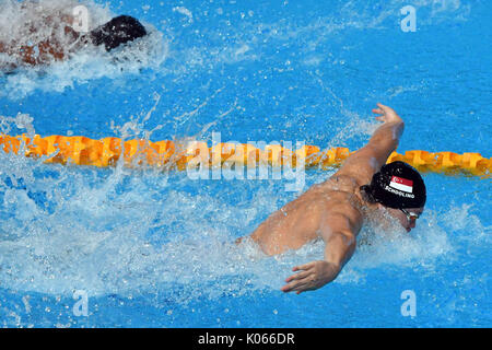 Kuala Lumpur, Malaysia. 21 Aug, 2017. Singapurs Olympiasieger Schwimmer Joseph Schulbildung (R) konkurriert während der Männer 50 m Schmetterling schwimmen Wettkampf an der Südostasiatischen (MEER) Spiele in Kuala Lumpur, Malaysia, am 12.08.21., 2017. Joseph Schulzeit behauptete den Titel mit einem neuen Turnier - Rekordzeit von 23.06 Sekunden. Credit: Chong Voon Chung/Xinhua/Alamy leben Nachrichten Stockfoto