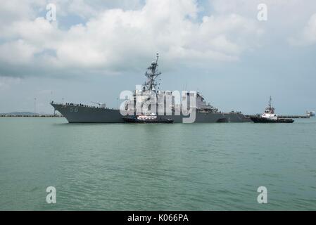 Singapur, Singapur. 21 Aug, 2017. Der USN der Arleigh-Burke-Klasse geführte Anti-raketen-Zerstörer USS John S. McCain mit einem beschädigten Rumpf Abschnitt ist in das Dock am Changi Naval Base unterstützt für Notreparaturen am 21. August 2017 in Singapur. Das Schiff kollidierte mit der zivilen Handelsschiffe Alnic MC während der Fahrt östlich der Straße von Malakka, die zu erheblichen Schäden und 10 Matrosen vermissten und toten glaubte. Credit: Planetpix/Alamy leben Nachrichten Stockfoto