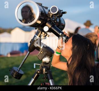 Ein Teilnehmer eines Star Party sieht durch ein Teleskop in die Sonne am Abend vor der totalen Sonnenfinsternis vom 20. August 2017 in Madras, Oregon. Die Eclipse wird über einem schmalen Teil der aneinandergrenzenden Staaten der USA von der Lincoln Beach, Oregon fegen werden nach Charleston, South Carolina am 21. August 2017. Stockfoto