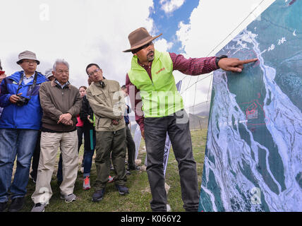 (170821) - WENQUAN, Aug 21, 2017 (Xinhua) - der Chef einer Archäologie Team Dr. Jia Xiaobing (R) erzählt über das Ausgraben der Arbeit einer Siedlung in Wenquan County im Nordwesten Chinas Autonome Region Xinjiang Uygur, Aug 20, 2017. Mehr als 50 Experten aus staatlichen Verwaltung des kulturellen Erbes, das Institut für Archäologie der Chinesischen Akademie der Sozialwissenschaften und der Peking Universität nahmen an einem Symposium in Wenquan Grafschaft, in der Erkenntnis, dass die Siedlung, bestehend aus Gräber und Ruinen von Wohn Strukturen stammt aus 3600 Jahren. Elemente und Struktur Ruinen ausgegraben in der settlem Stockfoto