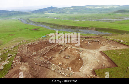 (170821) - WENQUAN, Aug 21, 2017 (Xinhua) - die Struktur des Uhren- und defensive Architektur ist für eine historische Siedlung in Wenquan County im Nordwesten Chinas Autonome Region Xinjiang Uygur, Aug 20, 2017 gesehen. Mehr als 50 Experten aus staatlichen Verwaltung des kulturellen Erbes, das Institut für Archäologie der Chinesischen Akademie der Sozialwissenschaften und der Peking Universität nahmen an einem Symposium in Wenquan Grafschaft, in der Erkenntnis, dass die Siedlung, bestehend aus Gräber und Ruinen von Wohn Strukturen stammt aus 3600 Jahren. Elemente und Struktur Ruinen ausgegraben in der Siedlung seit Stockfoto