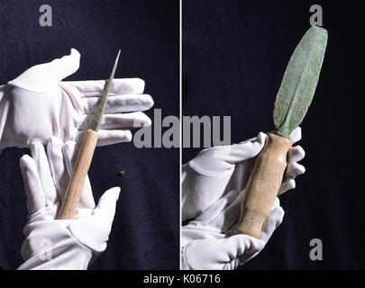 (170821) - WENQUAN, Aug 21, 2017 (Xinhua) - eine Bronze Awl (L) und Messer aus einer Siedlung ausgegraben werden in Wenquan County im Nordwesten Chinas Autonome Region Xinjiang Uygur, Aug 20, 2017 angezeigt. Mehr als 50 Experten aus staatlichen Verwaltung des kulturellen Erbes, das Institut für Archäologie der Chinesischen Akademie der Sozialwissenschaften und der Peking Universität nahmen an einem Symposium in Wenquan Grafschaft, in der Erkenntnis, dass die Siedlung, bestehend aus Gräber und Ruinen von Wohn Strukturen stammt aus 3600 Jahren. Elemente und Struktur Ruinen ausgegraben in der Siedlung seit 2016 angebotenen importa Stockfoto