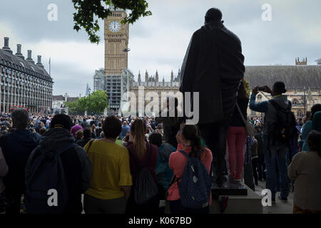 London, Großbritannien, 21. August 2017: Menschenmassen versammeln, die von der Statue von Mahatma Gandhi im Parlament Platz zu hören die letzten Glockenspiel von Big Ben, die riesige Glocke in Elizabeth Tower, dass die Ringe in London, bevor er seinen umstrittenen Silencing, außer zu besonderen Anlässen, durch die Reparatur Projekt, das voraussichtlich 2021 abgeschlossen sein. Foto von Richard Baker/Alamy Leben Nachrichten. Stockfoto