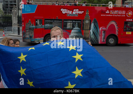 London, Großbritannien, 21. August 2017: pro-europe Demonstranten Anzeige der EU-Flagge vor dem Parlament und einem vorbeifahrenden Bus nach dem letzten Glockenspiel von Big Ben wurden kontrovers von der Instandsetzung Projekt, das voraussichtlich 2021 abgeschlossen werden zum Schweigen gebracht. Foto von Richard Baker/Alamy Leben Nachrichten. Stockfoto