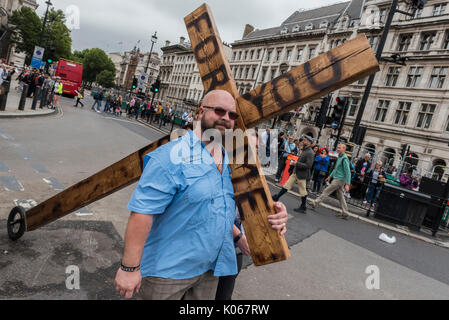 London, Großbritannien. 21 August, 2017. Ein Mann trägt ein Kruzifix (mit einem Hinterrad und teh Worte für Mich für Sie auf es Marke), Whitehall und in Parliament Square nur wenige Minuten nach dem Big Ben seine endgültige Bong, für einige Zeit. London 21. Aug 2017. Credit: Guy Bell/Alamy leben Nachrichten Stockfoto