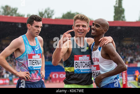 Birmingham, Großbritannien. 20 Aug, 2017. Andrew BUTCHART von GBR-Punkte an Mo Farah der GBR nach Mo gewinnt sein letztes Track Race (3000 m, 7.38.64), während Patrick TIERNAN Australien sieht während der Muller Grand Prix Birmingham Athletik an Alexandra Stadium, Birmingham, England am 20. August 2017. Foto von Andy Rowland. Credit: Andrew Rowland/Alamy leben Nachrichten Stockfoto