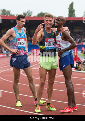 Birmingham, Großbritannien. 20 Aug, 2017. Andrew BUTCHART von GBR-Punkte an Mo Farah der GBR nach Mo gewinnt sein letztes Track Race (3000 m, 7.38.64), während Patrick TIERNAN Australien sieht während der Muller Grand Prix Birmingham Athletik an Alexandra Stadium, Birmingham, England am 20. August 2017. Foto von Andy Rowland. Credit: Andrew Rowland/Alamy leben Nachrichten Stockfoto