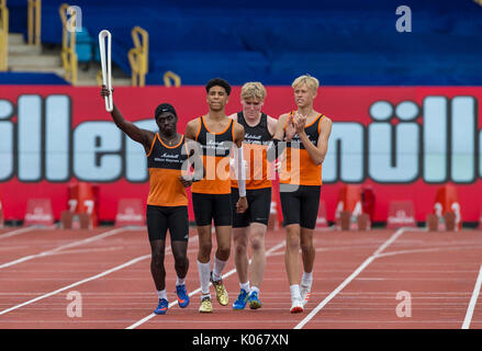 Birmingham, Großbritannien. 20 Aug, 2017. Marshall Milton Keynes AC Relais Mannschaft tragen die Commonwealth Baton auf der Zielgeraden auf der Strecke während der Muller Grand Prix Birmingham Athletik an Alexandra Stadium, Birmingham, England am 20. August 2017. Foto von Andy Rowland. Credit: Andrew Rowland/Alamy leben Nachrichten Stockfoto