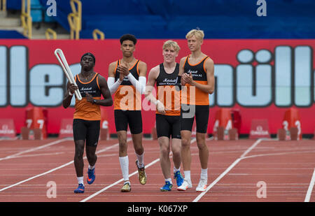 Birmingham, Großbritannien. 20 Aug, 2017. Marshall Milton Keynes AC Relais Mannschaft tragen die Commonwealth Baton auf der Zielgeraden auf der Strecke während der Muller Grand Prix Birmingham Athletik an Alexandra Stadium, Birmingham, England am 20. August 2017. Foto von Andy Rowland. Credit: Andrew Rowland/Alamy leben Nachrichten Stockfoto