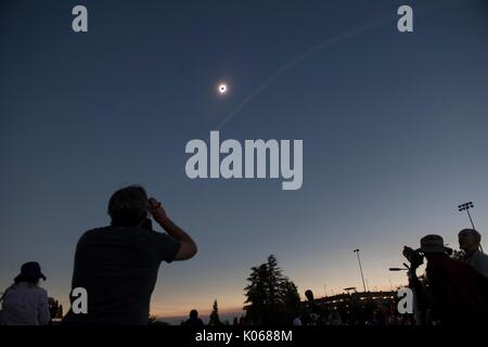 Corvallis, Oregon, USA. 21 Aug, 2017. Die Leute, um die totale Sonnenfinsternis von der State University Campus in Corvallis gesehen zu beobachten. Credit: Robin Loznak/ZUMA Draht/Alamy leben Nachrichten Stockfoto