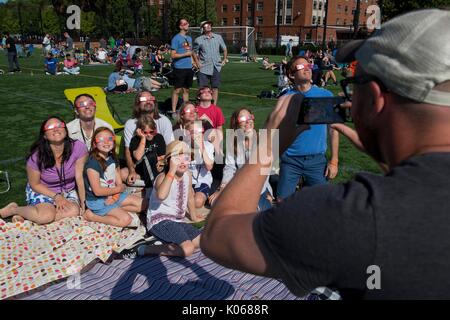 Corvallis, Oregon, USA. 21 Aug, 2017. Die Leute, um die totale Sonnenfinsternis von der State University Campus in Corvallis gesehen zu beobachten. Credit: Robin Loznak/ZUMA Draht/Alamy leben Nachrichten Stockfoto