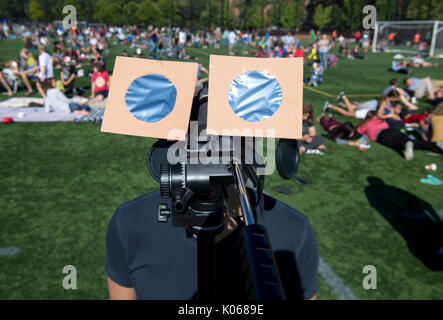 Corvallis, Oregon, USA. 21 Aug, 2017. Die Leute, um die totale Sonnenfinsternis von der State University Campus in Corvallis gesehen zu beobachten. Credit: Robin Loznak/ZUMA Draht/Alamy leben Nachrichten Stockfoto