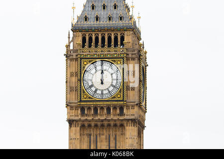 London, Großbritannien. 21. August 2017. Das Zifferblatt der Uhr am Mittag im Palast von Westminster, Big Ben Glockenspiel für die letzte Zeit. Big Ben's Bongs wird Verstummen von Heute wegen der grossen Renovierung, die es Klingeln für bis zu vier Jahre zu stoppen. Credit: London pix/Alamy leben Nachrichten Stockfoto