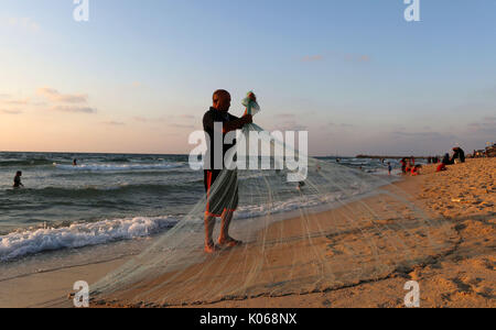 August 21, 2017 - Gaza, Gazastreifen, Palästinensische Autonomiegebiete - Palästinensische fischer Jihad al-Soltan bereitet seine Fischernetz an einem Strand im nördlichen Gazastreifen August 21, 2017 (Bild: © YASSER Qudih/APA Bilder über ZUMA Draht) Stockfoto