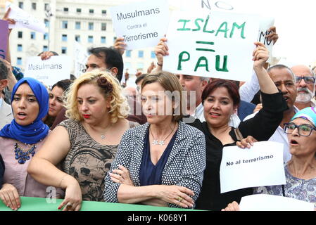 Barcelona, Spanien. 21 Aug, 2017. Spanien muslimischen Comunity bei einer Demonstration gegen Barcelona Terroranschläge in Catalunya Square am Montag, den 21. August 2017. Credit: Gtres Información más Comuniación auf Linie, S.L./Alamy leben Nachrichten Stockfoto