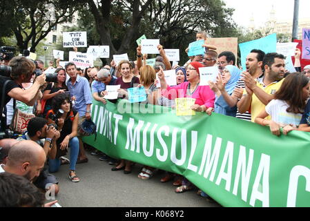 Barcelona, Spanien. 21 Aug, 2017. Spanien muslimischen Comunity bei einer Demonstration gegen Barcelona Terroranschläge in Catalunya Square am Montag, den 21. August 2017. Credit: Gtres Información más Comuniación auf Linie, S.L./Alamy leben Nachrichten Stockfoto