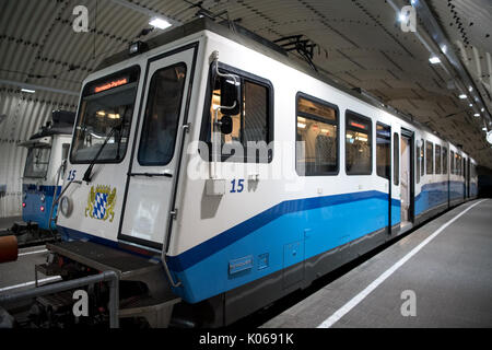 Grainau, Deutschland. 19 Aug, 2017. Zahnradbahn Züge der Bayerischen Zugspitzbahn die Zugspitze auf dem Zugspitzplatt station in Grainau, Deutschland, 19. August 2017. Foto: Sven Hoppe/dpa/Alamy leben Nachrichten Stockfoto