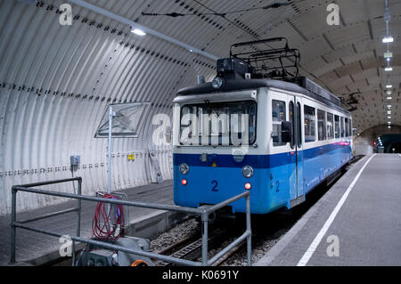 Grainau, Deutschland. 19 Aug, 2017. Eine Zahnradbahn Zug der Bayerischen Zugspitzbahn die Zugspitze auf dem Zugspitzplatt station in Grainau, Deutschland, 19. August 2017. Foto: Sven Hoppe/dpa/Alamy leben Nachrichten Stockfoto