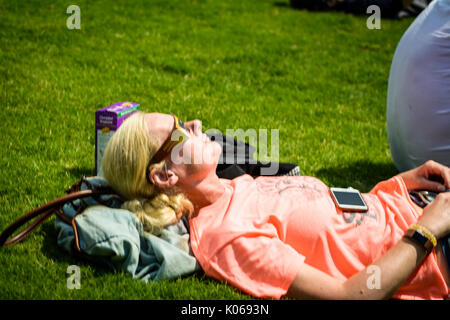 Nashville, Tennessee, USA. 21 August, 2017. Eine blonde kaukasische Frau liegt am Boden bis in den Himmel im Centennial Park in Nashville, Tennessee, USA beobachten die Sonnenfinsternis, überspannt eine 70 Kilometer breite Ausdehnung der Vereinigten Staaten. Quelle: Jim Diamond/Alamy Leben Nachrichten. Stockfoto