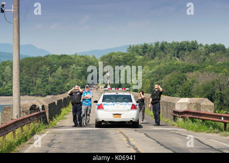 Olivebridge, NY, USA 21 August, 2017 - Zwei Abteilung des Umweltschutzes Offiziere Blick auf die Sonnenfinsternis mit geliehenen solar Gläser von Anwohnern. Credit: sinisa Kukic/Alamy leben Nachrichten Stockfoto