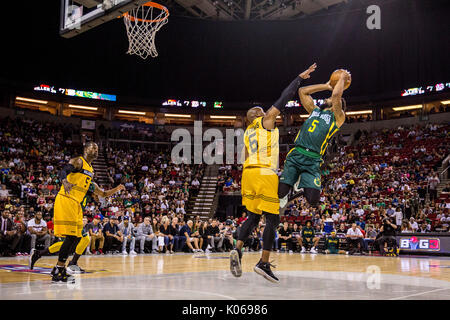 Xavier Silas #5 Ball Hogs schießt Ball gegen Mo Evans #6 Killer 3 s Woche neun grossen 3 drei - an - drei Basketball League KeyArena August 20,2017 Seattle, Washington. Stockfoto