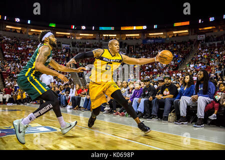 Xavier Silas #5 Ball Hogs versuche Mo Evans #6 Killer 3 s Woche neun grossen 3 drei - an - drei Basketball League KeyArena August 20,2017 Seattle, Washington zu blockieren. Stockfoto