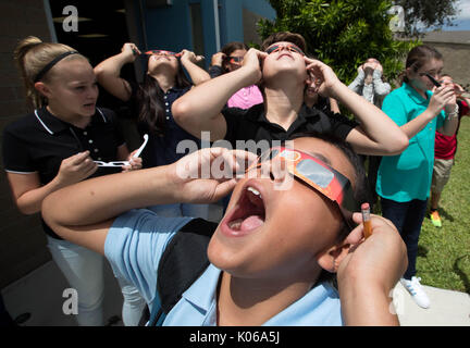 Boynton Beach, Florida, USA. 21 Aug, 2017. Isaac Frishberg, siebten Sortierer bei Christa McAuliffe an der mittleren Schule reagiert auf die partielle Sonnenfinsternis mit Schutzbrille, die von der Schule in Boynton Beach, Florida, am 21. August 2017 zur Verfügung gestellt. Credit: Allen Eyestone/der Palm Beach Post/ZUMA Draht/Alamy leben Nachrichten Stockfoto