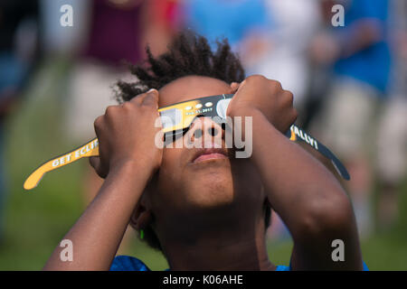 Amherst, USA. 21 Aug, 2017. African American Boy watching Eclipse in Amherst MA Credit: Edgar Izzy/Alamy leben Nachrichten Stockfoto