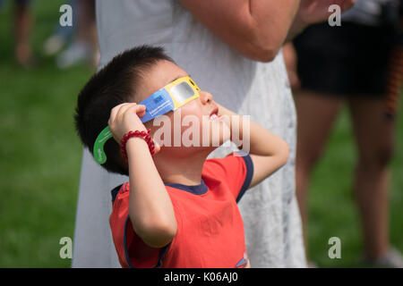 Amherst, USA. 21 Aug, 2017. Asian American Boy watching Eclipse mit Brille. Quelle: Edgar Izzy/Alamy leben Nachrichten Stockfoto