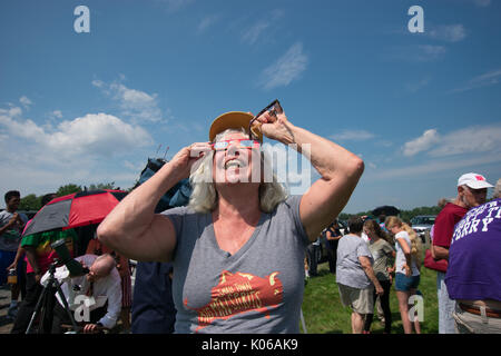 Amherst, USA. 21 Aug, 2017. Frauen views Eclipse in Amherst MA Credit: Edgar Izzy/Alamy leben Nachrichten Stockfoto