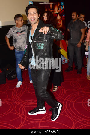 Mumbai, Indien. 21. August 2017. Bollywood Schauspieler Varun Dhawan Pose auf Ihre bevorstehenden Film "Judwaa-2' Trailer starten bei Juhu, Mumbai am 21 August, 2017. Credit: Azhar Khan/Alamy leben Nachrichten Stockfoto