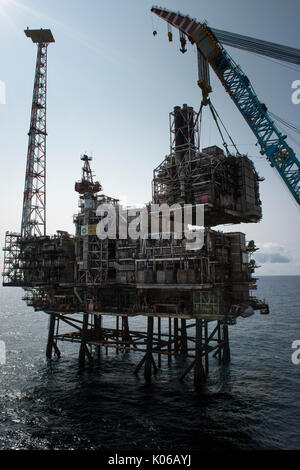 Nordsee. 21 Aug, 2017. Erste Phase auf die Stilllegung der BP Miller Öl- und Gasplattformen in der Nordsee abgeschlossen. Modul demontiert und Segeln auf Stord Norwegen für das Recycling. Quelle: Lee Ramsden/Alamy leben Nachrichten Stockfoto