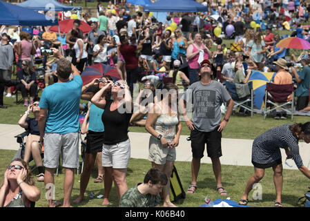 Woodstock, GA, USA. 21 Aug, 2017. Masse von Hunderten sammeln in North Georgia Zentrum für einen der Credit olar Eclipse Party': Robin Rayne Nelson/ZUMA Draht/Alamy leben Nachrichten Stockfoto