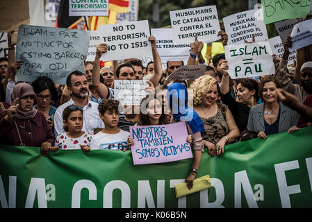 Barcelona, Spanien. 21 Aug, 2017. Muslimische Demonstranten mit ihren Plakaten verurteilen die jüngsten dschihadistischen Terror, Barcelona und Salou, der 15 Menschen getötet und verletzt mehr als 100 riefen Slogans im Catalonia Square Credit: Matthias Oesterle/Alamy leben Nachrichten Stockfoto