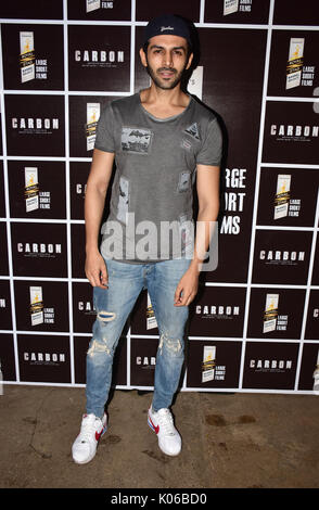 Mumbai, Indien. 21. August 2017. Indische Film Schauspieler Kartik Aaryan bei der Vorführung des Kurzfilms "Carbon" bei Sunny Super Sound, Juhu Mumbai am 21 August, 2017. Credit: Azhar Khan/Alamy leben Nachrichten Stockfoto